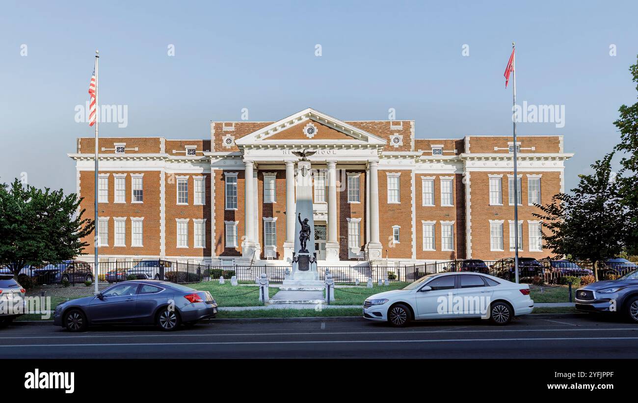 Knoxville, Tennessee, USA – September 22, 2024: Altes historisches High School-Gebäude, jetzt Wohnungen. Klassischer Revival-Stil. East Fifth Street. Stockfoto