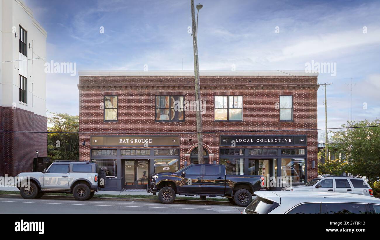 Knoxville, Tennessee, USA – September 22, 2024: Historisches Gebäude an der Fifth Street beherbergt BatnRouge und das lokale Kollektiv. 16X9aspect. Stockfoto