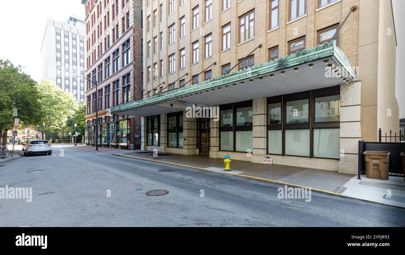 Knoxville, TN, USA – September 2024: Das Grand Union Building an der Union Avenue, erbaut 1931, wurde von der Home Federal Bank gekauft. 16X9-Format. Stockfoto