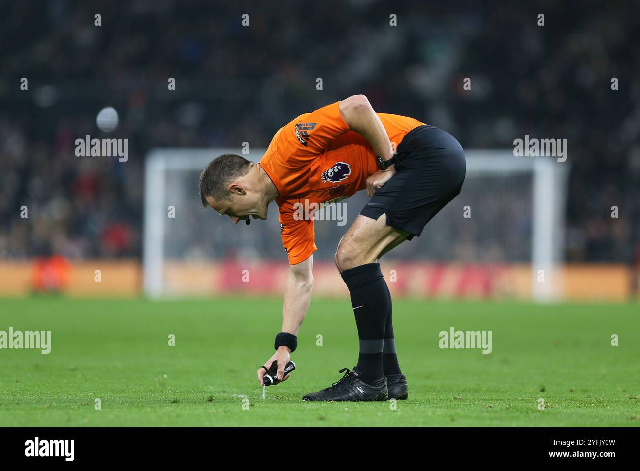 London, Großbritannien. November 2024. London, 4. November 2024: Stuart Attwell während des Premier League-Spiels zwischen Fulham und Brentford im Craven Cottage am 4. November 2024 in London. (Pedro Soares/SPP) Credit: SPP Sport Press Photo. /Alamy Live News Stockfoto