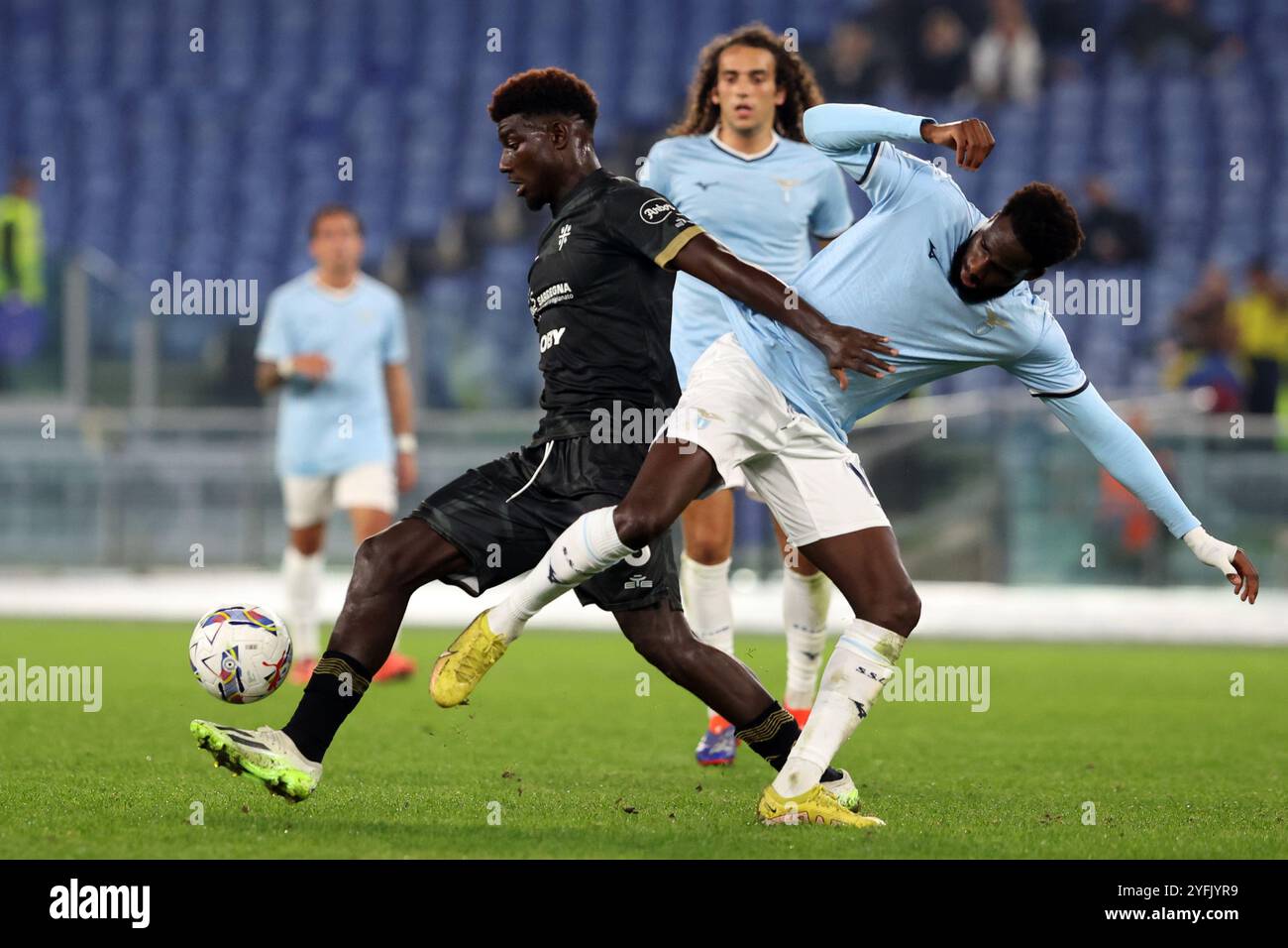 Rom, Italien 4.11.2024: Michel Adopo von Cagliari, Boulaye Dia von Latium während der italienischen Fußballmeisterschaft Serie A Enilive 2024-2025 Match SS Lazio Stockfoto