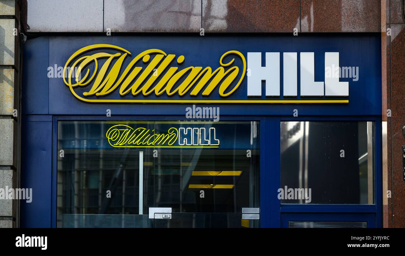 London, Großbritannien - 20. September 2024 - Fassade mit Name und Logo für William Hill Wettgeschäft Stockfoto