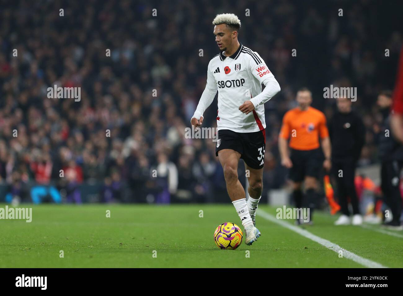 London, Großbritannien. November 2024. London, 4. November 2024: Antonee Robinson of Fulham während des Premier League-Spiels zwischen Fulham und Brentford im Craven Cottage am 4. November 2024 in London. (Pedro Soares/SPP) Credit: SPP Sport Press Photo. /Alamy Live News Stockfoto