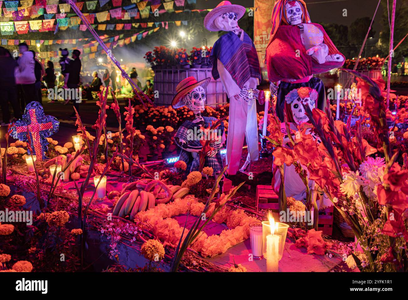 Dia de Muertos-Altar mit Skeletten, Ringelblöcken, Kerzen und Opfergaben, feiert die mexikanische Kultur und ehrt die Verstorbenen. Beleuchtete Ofrenda Stockfoto