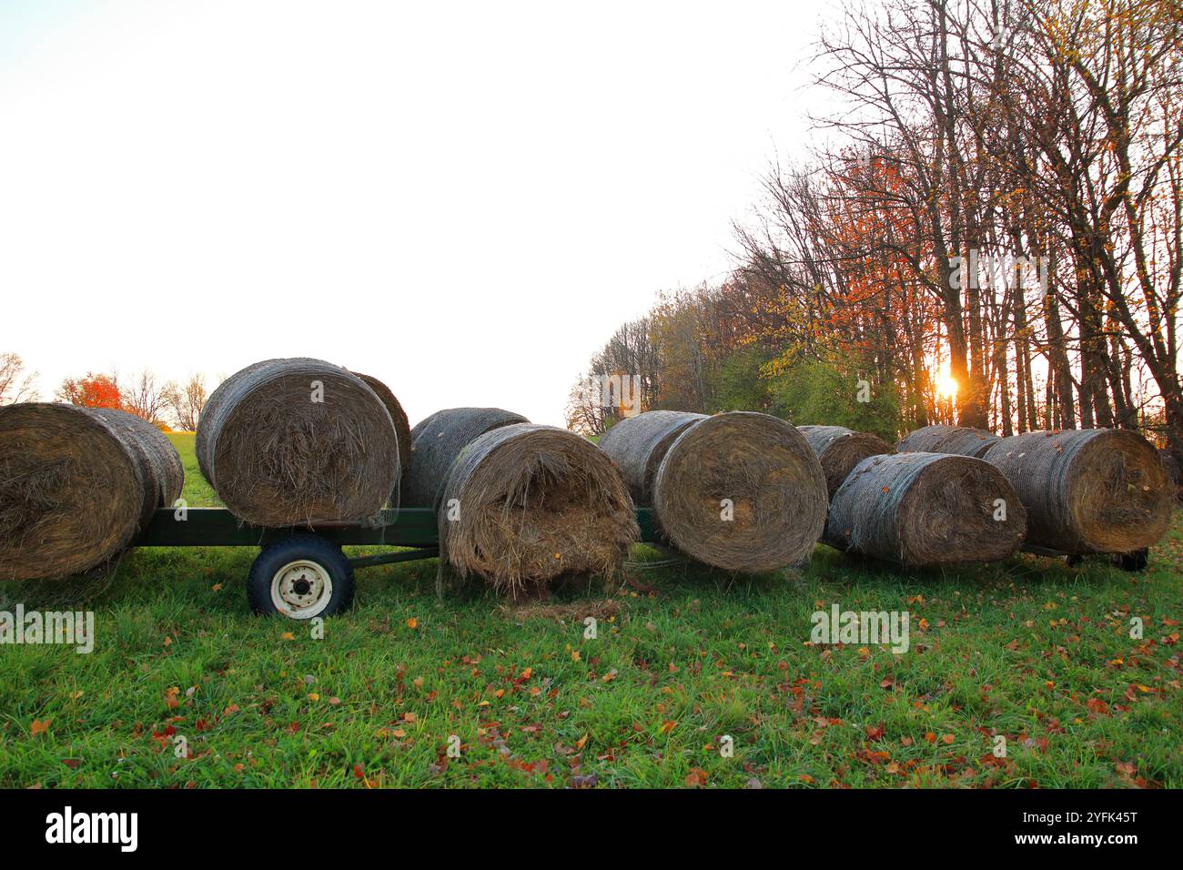 Wunderschöne Herbstfarben Und Heuballen Bei Sonnenaufgang Stockfoto