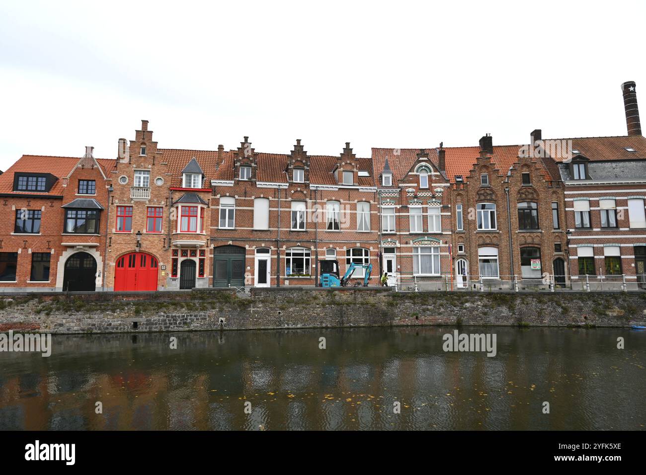 Traditionelle flämische Architektur entlang eines Kanals – Brügge, Belgien – 21. Oktober 2024 Stockfoto