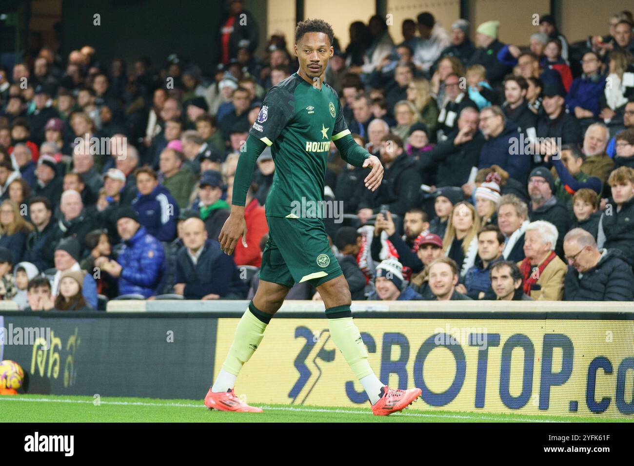 London, Großbritannien. November 2024. Ethan Pinnock aus Brentford während des Spiels Fulham FC gegen Brentford FC English Premier League im Craven Cottage, London, England, Großbritannien am 4. November 2024 Credit: Every Second Media/Alamy Live News Stockfoto