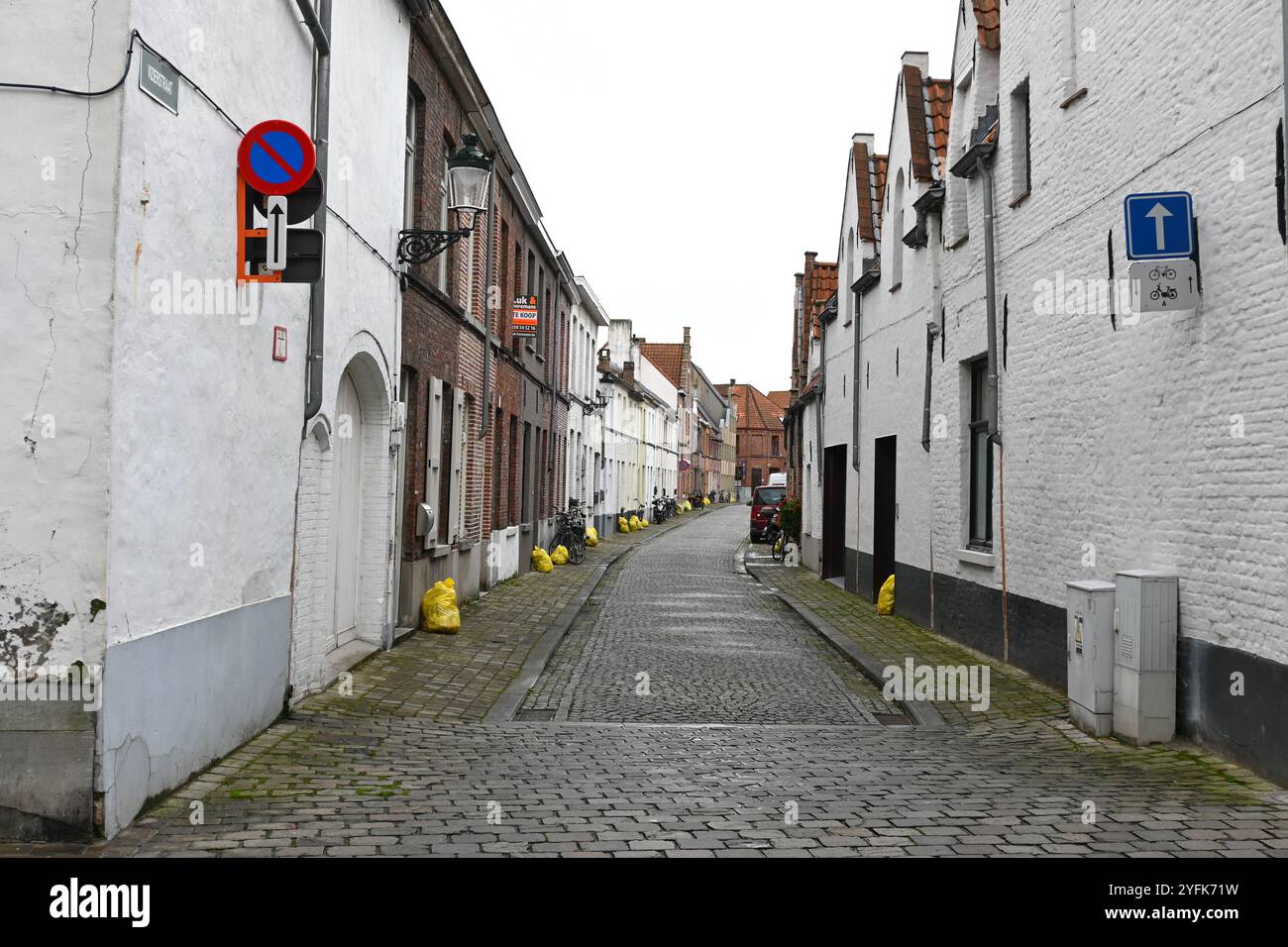 Gelbe Plastiktüten vor Häusern auf einer Straße in Brügge – Brügge, Belgien – 21. Oktober 2024 Stockfoto