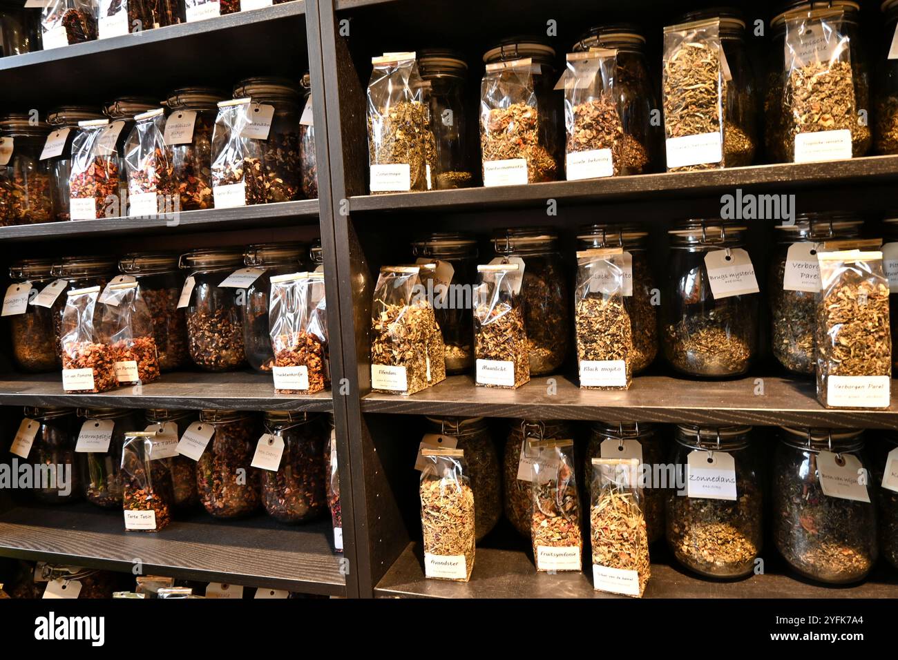 Auswahl an Teemischungen in Plastikbeuteln – Brügge, Belgien – 21. Oktober 2024 Stockfoto