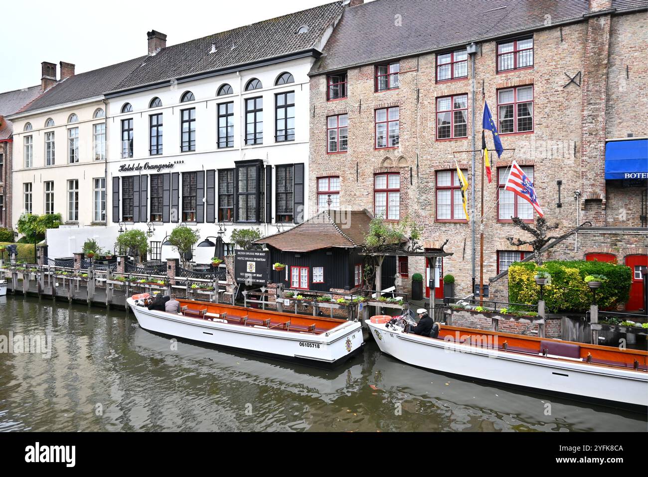 Canal Boat Tours – Brügge, Belgien – 21. Oktober 2024 Stockfoto