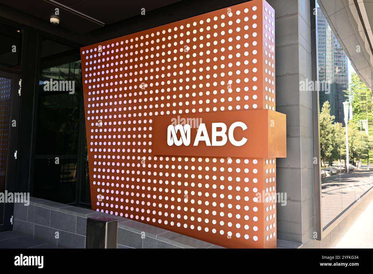 Beleuchtetes Lissajous Curve Logo der Australian Broadcasting Corporation, umgeben von Lichtern, am Eingang zum ABC Southbank Centre in Melbourne Stockfoto