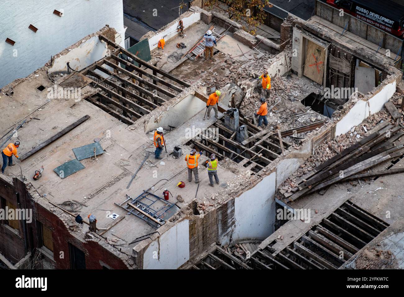 Arbeiter, die Brownstone-Gebäude im Murray Hill Historic District, 2024, New York City, USA, abreißen Stockfoto