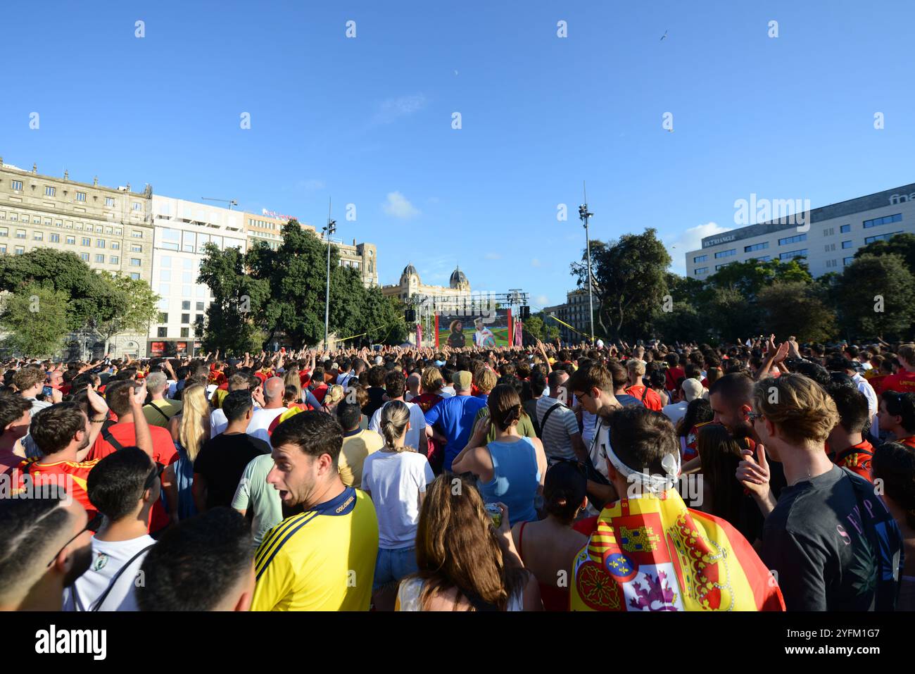 Juli 2024, Barcelona, Spanien. Katalanische Anhänger der spanischen Fußballmannschaft treffen sich auf der Plac de Catalunya zum Finale der EM 2024 gegen England. Stockfoto