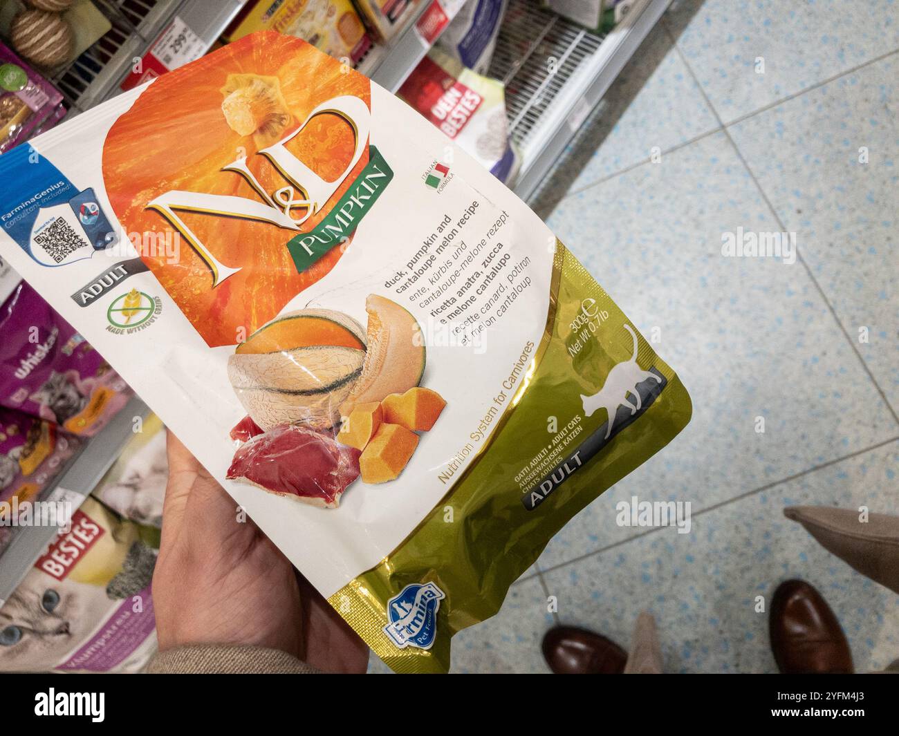 BELGRAD, SERBIEN - 21. SEPTEMBER 2024: N&D Katzenfutter von Farmina werden in einem Supermarktregal in Belgrad ausgestellt. Teil von Farmina, N&D ist ein br Stockfoto