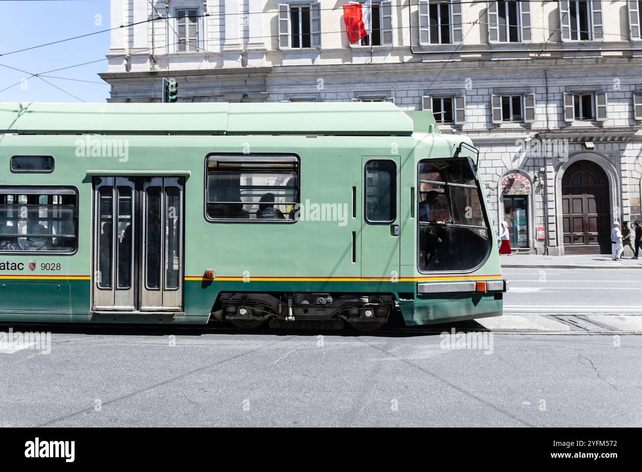 ROM, ITALIEN - 15. JUNI 2024: Straßenbahn Rom im Stadtzentrum. Die von ATAC geführte Anlage ist ein wichtiger Bestandteil des öffentlichen Nahverkehrs in Rom. Stockfoto