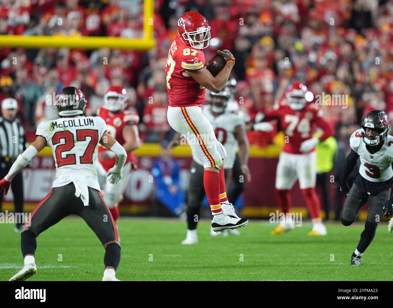 Kansas City, Usa. November 2024. Travis Kielce der Kansas City Chiefs springt am 4. November 2024 im Arrowhead Stadium in Kansas City, Missouri, zum dritten Mal zurück. Foto: Jon Robichaud/UPI Credit: UPI/Alamy Live News Stockfoto
