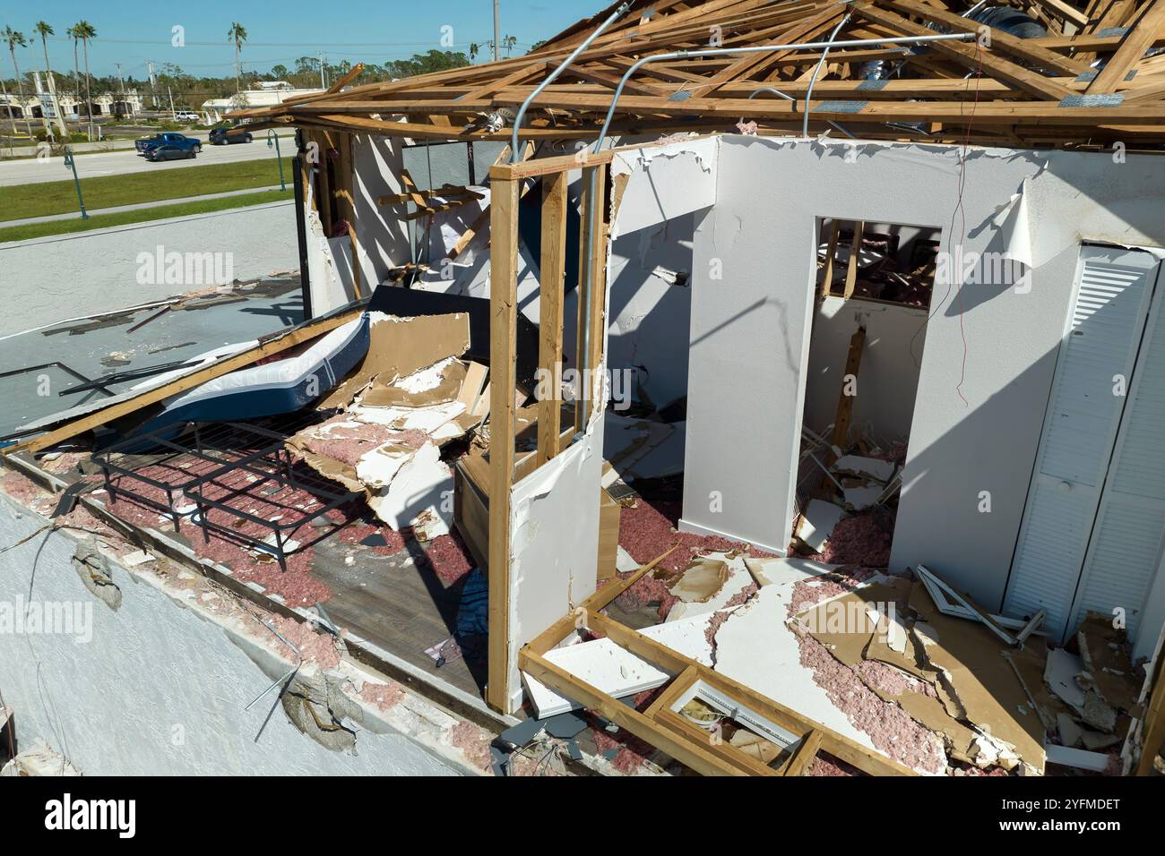 Folgen von Naturkatastrophen. Beschädigtes Hausdach mit fehlenden Schindeln und zerbrochenen Wänden nach Hurrikan Ian in Florida. Stockfoto