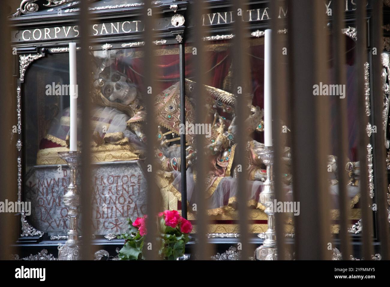 Kirche St. Peter München Deutschland mit dem Skelett der Heiligen Munditia Stockfoto