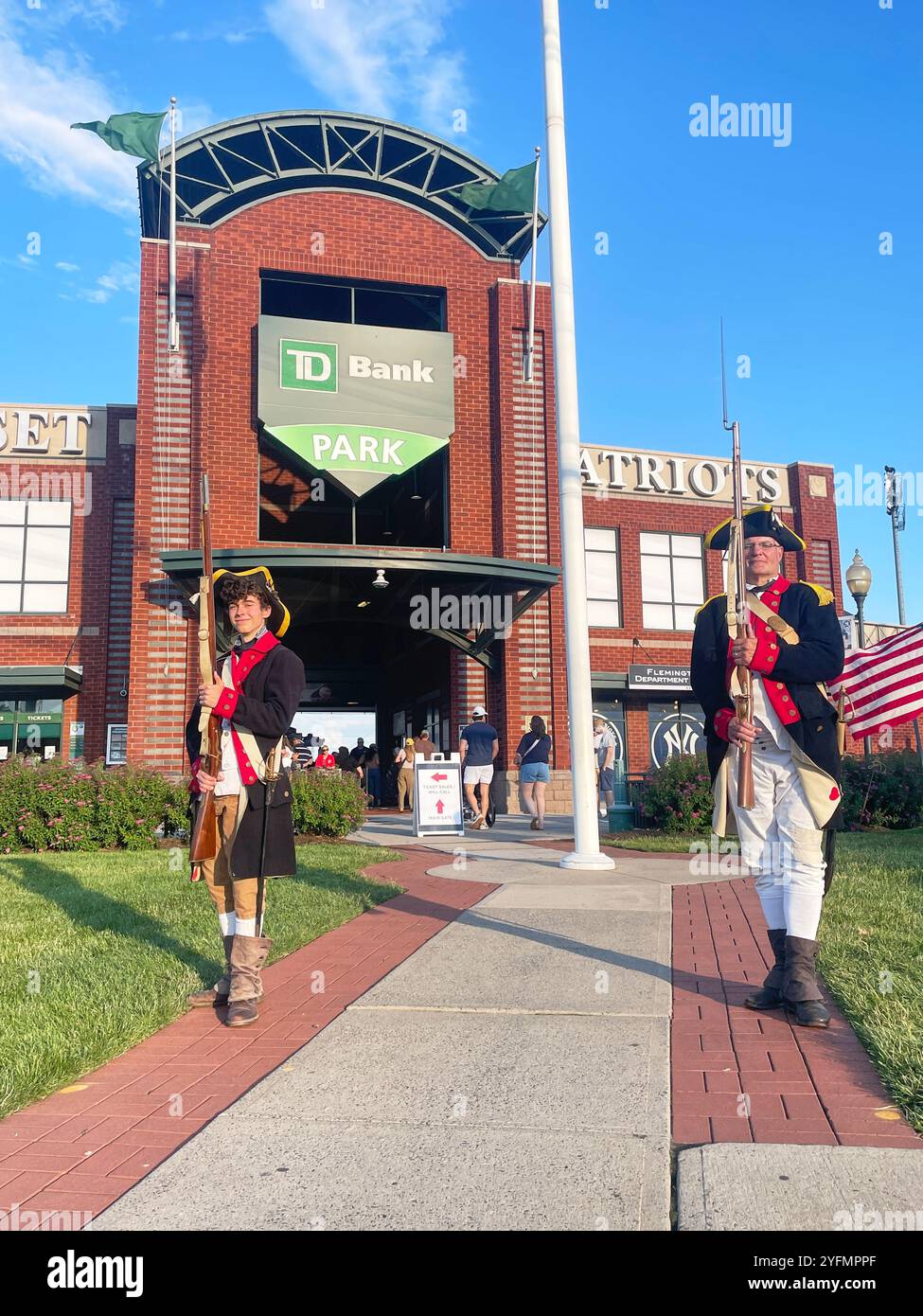 Kolonialreinaktoren stehen auf der Wache. Im Baseballteam der Yankees AA Minor League, Somerset Patriots im TD Bank Ballpark in Bridgewater, New Jersey. Stockfoto