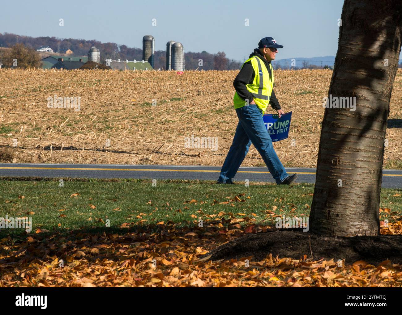 Anhänger des ehemaligen republikanischen Präsidentschaftskandidaten Donald Trump kommen am 3. November 2024 zu einer Wahlkampfveranstaltung in Lititz, Pennsylvania Stockfoto