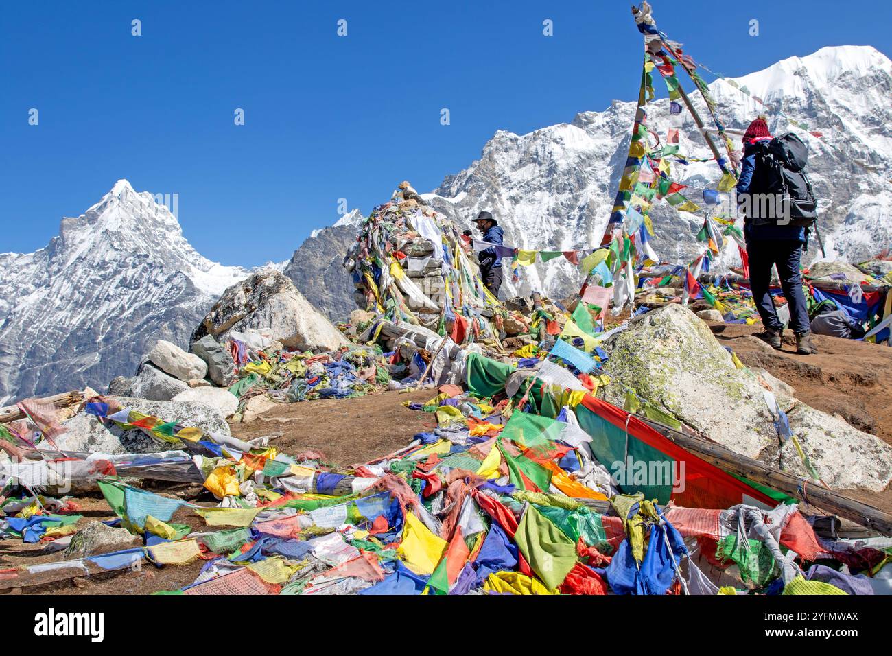 Trekker auf dem Gipfel des Tsergo Ri Stockfoto