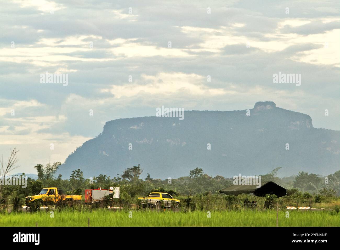 Bukit Tilung, ein heiliger Berg im traditionellen Glaubenssystem der Dayak-Gemeinden, ist von Putussibau, Kapuas Hulu, West Kalimantan, Indonesien, zu sehen. Stockfoto