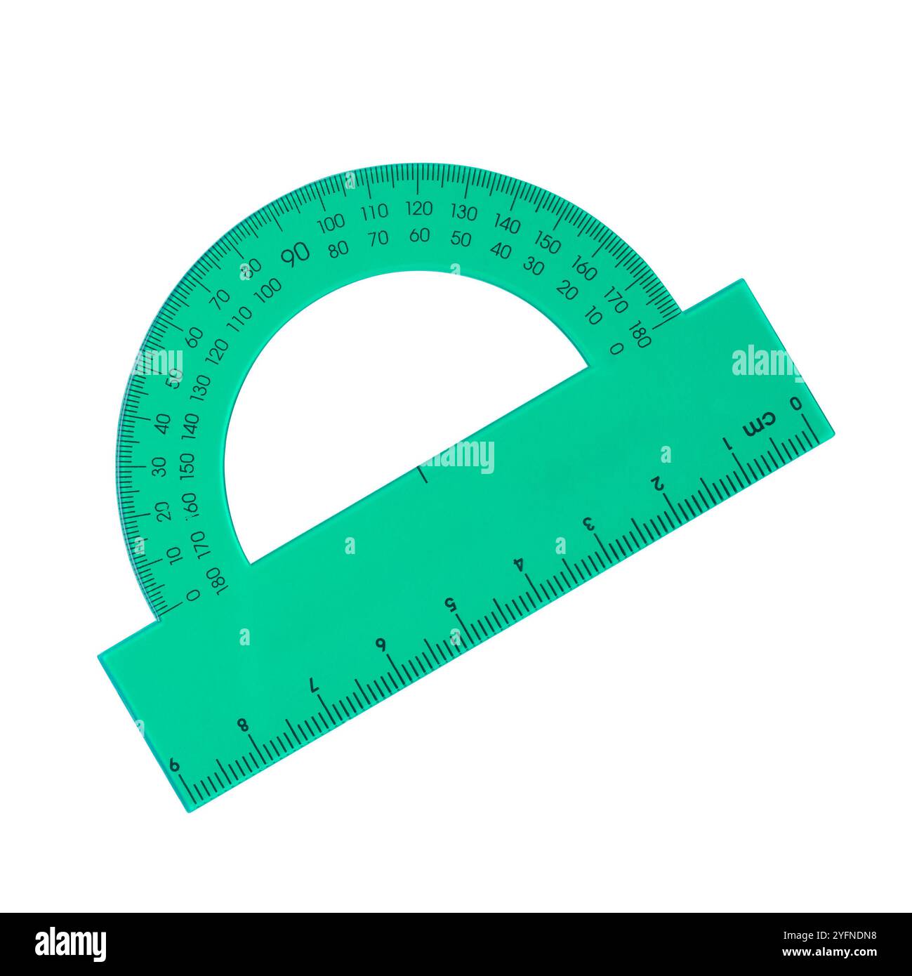 Grüner transparenter Halbkreismesser mit Lineal isoliertem weißem Hintergrund, Winkelmesswerkzeug für Geometrie, Zeichnungserstellung, durchsichtige Sicht Stockfoto