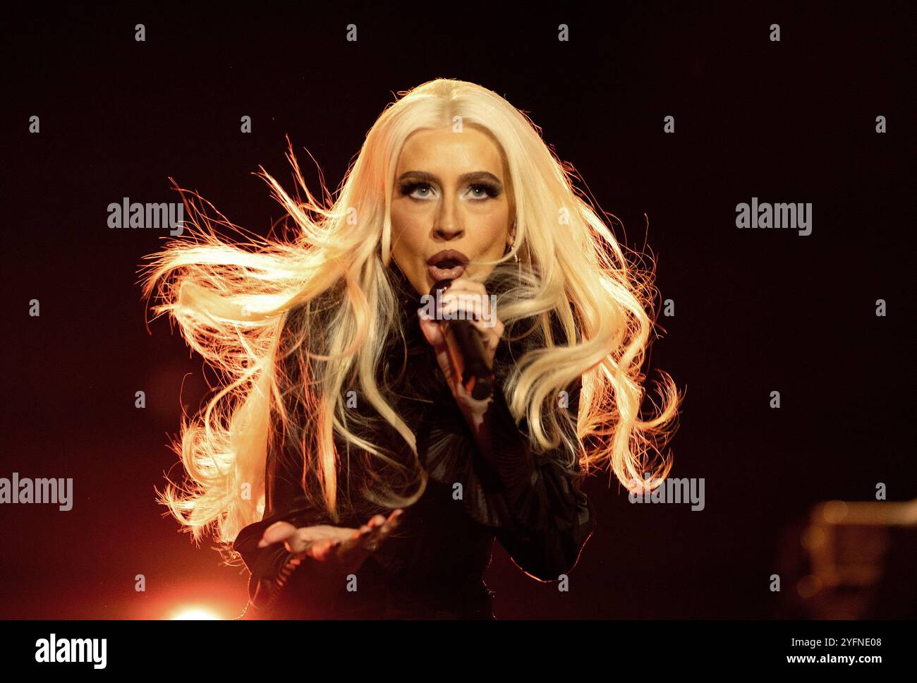 Las Vegas, USA. November 2024. Christina Aguilera tritt live auf der Bühne während der „When We Vote We Win, Harris-Walz Rally and Concert“ in der MGM Grand Garden Arena am 4. November 2024 in Las Vegas, Nevada, auf. Foto: Paul Citone/imageSPACE Credit: Imagespace/Alamy Live News Stockfoto