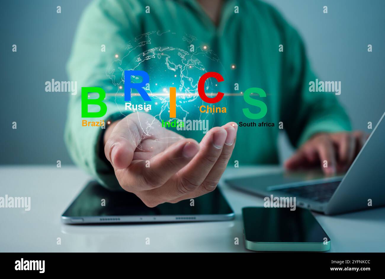 BRICS, Business Finance Long-Term Investment Analyses, neue Gruppe mächtiger aufstrebender staaten, Kapitalgewinn World Money Economic Growth, Münzstapel Finan Stockfoto