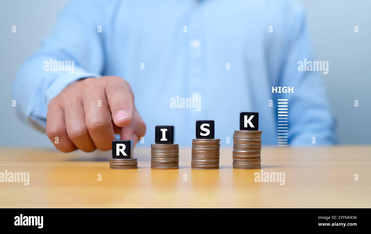 Risikomanagement-Konzept, RISIKOWORTDRUCK auf schwarzem Block auf Münzgeld mit Aufwärtspfeil und Prozent für das Finanzbanking erhöhen den Zinssatz oder die Inves Stockfoto