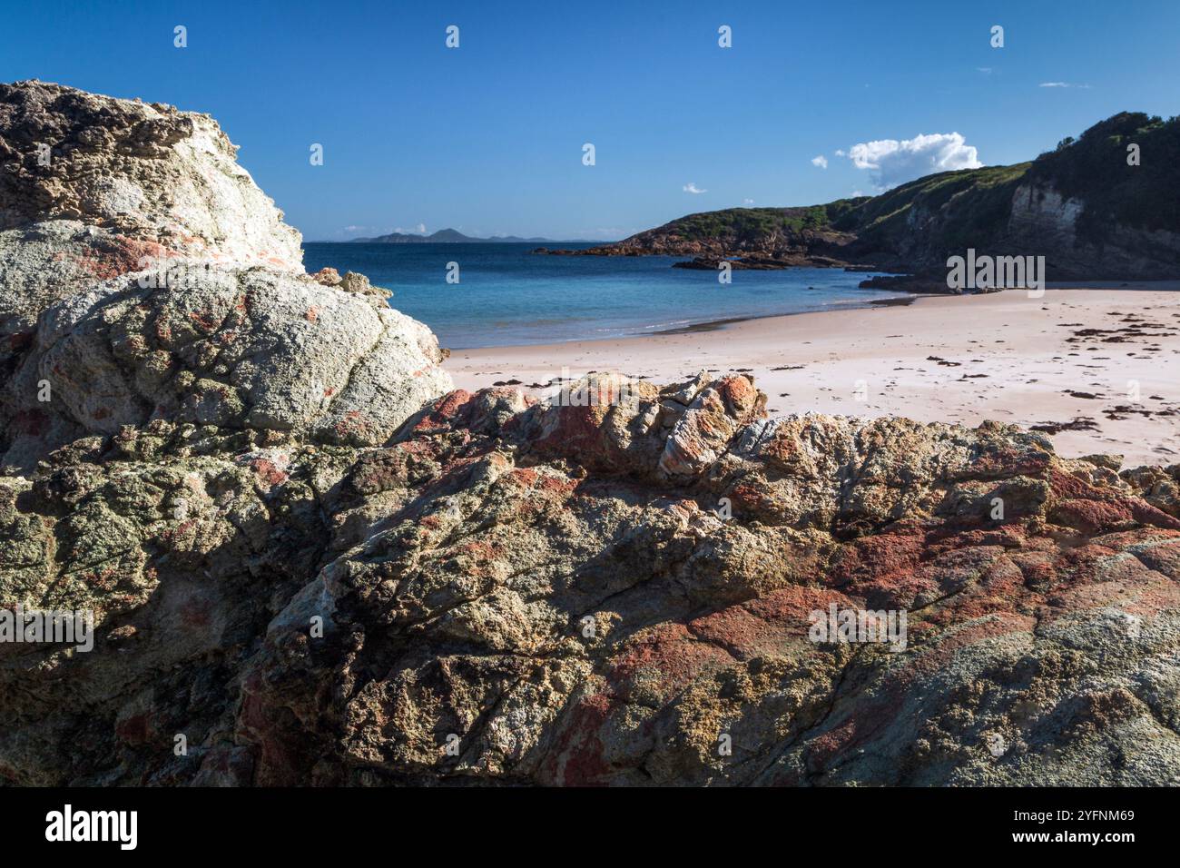 Blaues Wasser zwischen Felsen am Strand auf broughton Island Falken Nest nsw australien Stockfoto