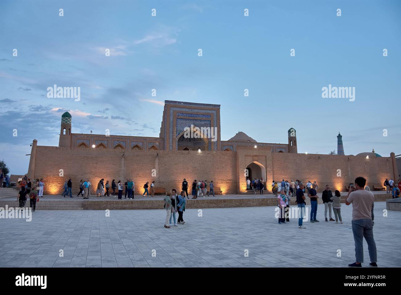 Chiwa, Usbekistan; 21. September 2024: Der historische zentrale Platz von Chiwa, Usbekistan, ein Schwerpunkt der antiken Architektur und Kultur der Stadt Stockfoto