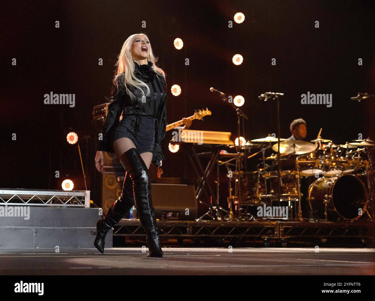 Las Vegas, Nevada, USA. November 2024. Christina Aguilera tritt live auf der Bühne während der „When We Vote We Win, Harris-Walz Rally and Concert“ in der MGM Grand Garden Arena am 4. November 2024 in Las Vegas, Nevada, auf. Foto: Paul Citone/imageSPACE/MediaPunch Credit: MediaPunch Inc/Alamy Live News Stockfoto