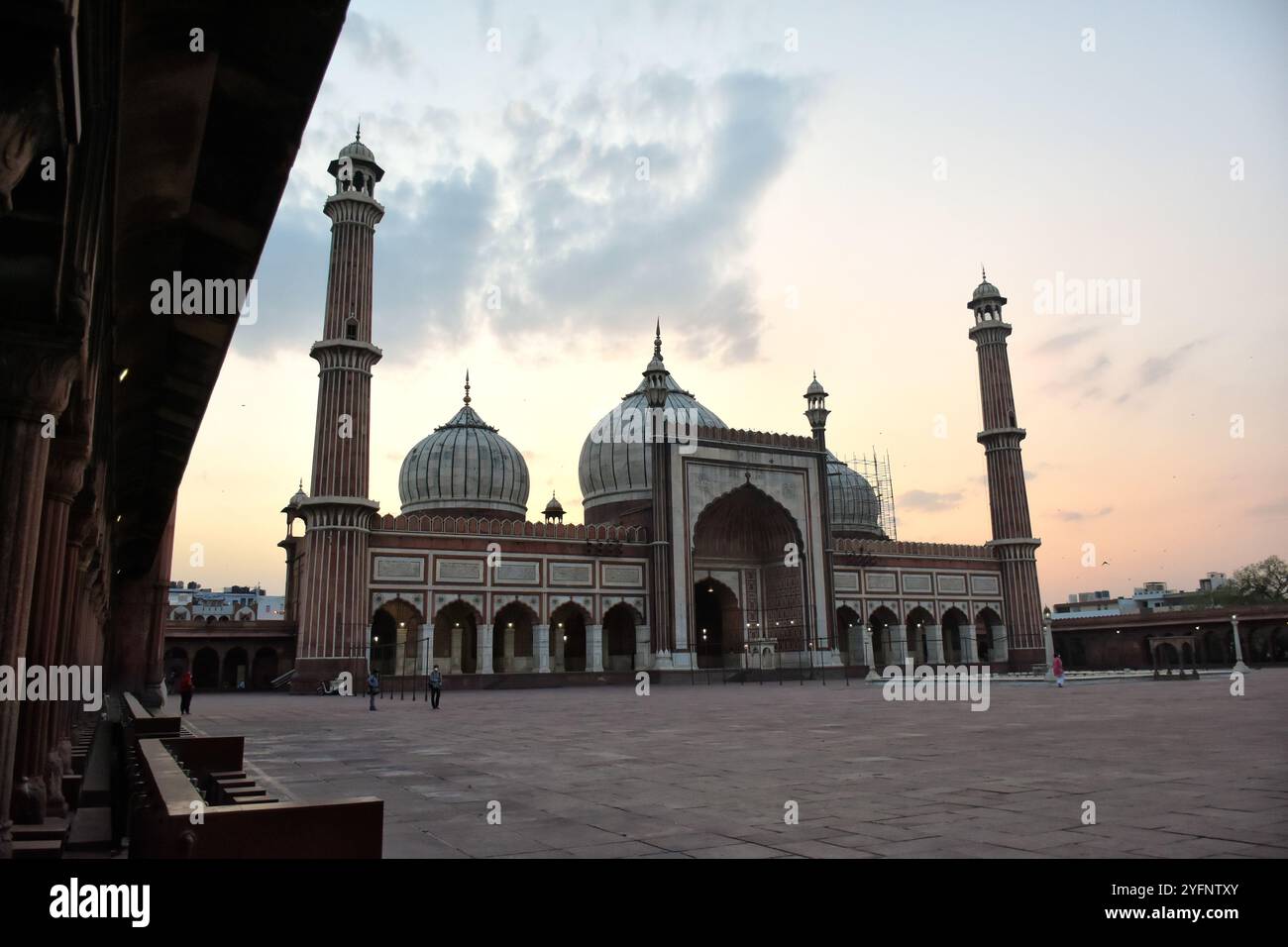 Verlassene große Moschee von Delhi Jama Masjid am ersten Tag des Ramadan am 25. April 2020. Moscheen in ganz Delhi wurden geschlossen, um die Verbreitung des Corona-Virus zu stoppen, aber nur wenige Mitglieder dürfen Gebete im Jama Masjid anbieten. Stockfoto