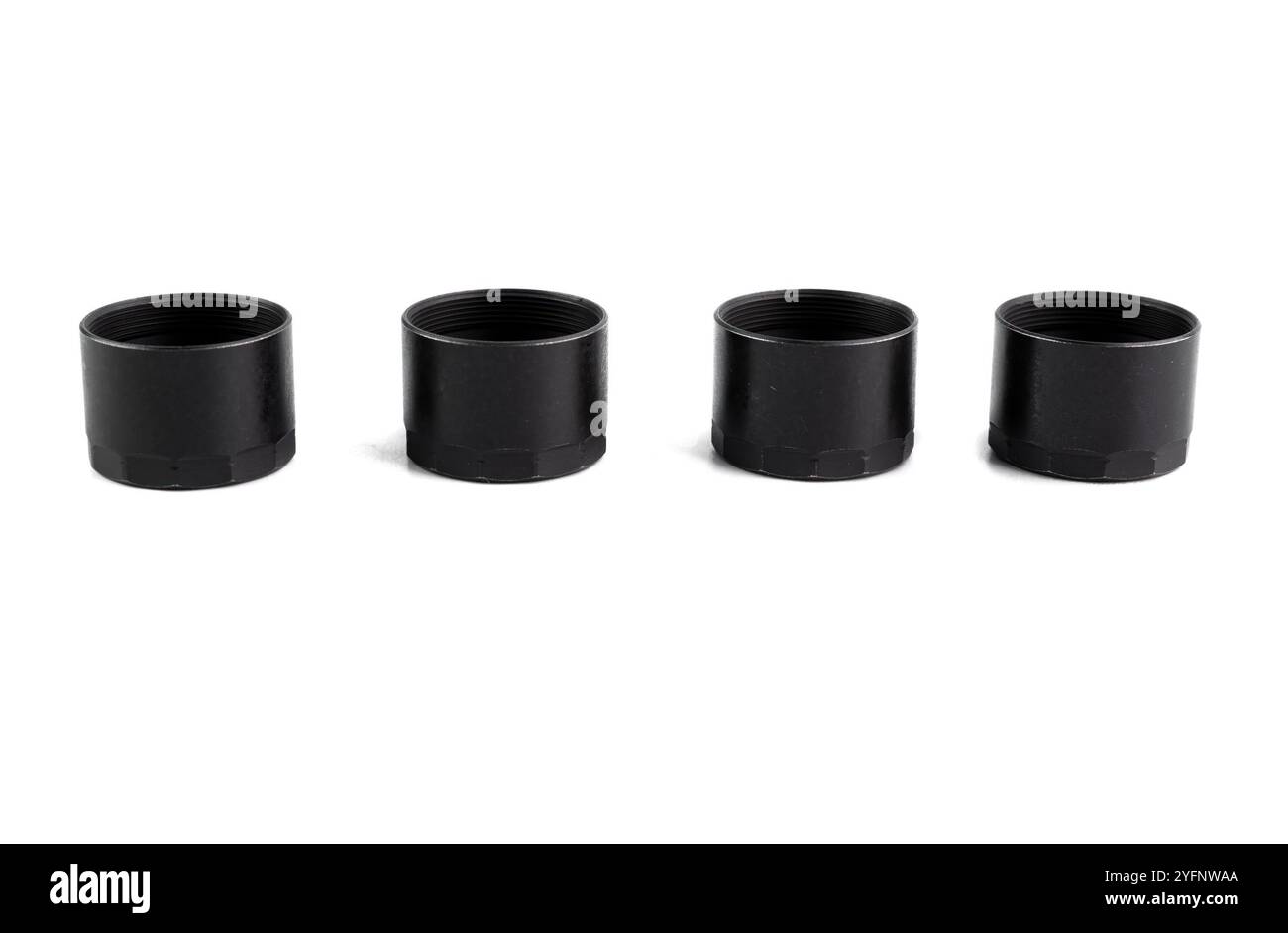 Satz neuer Magnetschalter-Muttern, Ersatzteile für Auto auf weißem Hintergrund Stockfoto