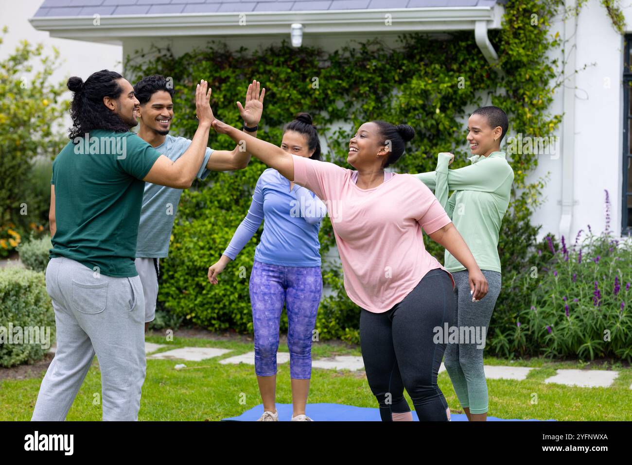 High-Five Outdoor, multirassische Freunde feiern gemeinsam Fitness und Freundschaft im Park Stockfoto