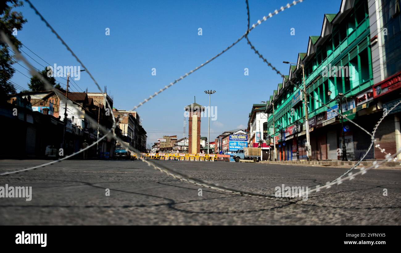 Srinagar. Kaschmir. August 2020. Eine Ausgangssperre wird in Srinagar und im restlichen Kaschmir-Tal verhängt, als Indien am 15. August 1947 seinen Unabhängigkeitstag feiert, um seiner Unabhängigkeit vom Vereinigten Königreich zu gedenken. Nur wenige Menschen sind auf den Straßen von Srinagar, wo indische Streitkräfte eingesetzt werden, um die Beschränkungen durchzusetzen. Die Ausgangssperre wurde am Vorabend des India Independence Day verhängt und mobile Internetdienste wurden ebenfalls im Valley verboten Stockfoto