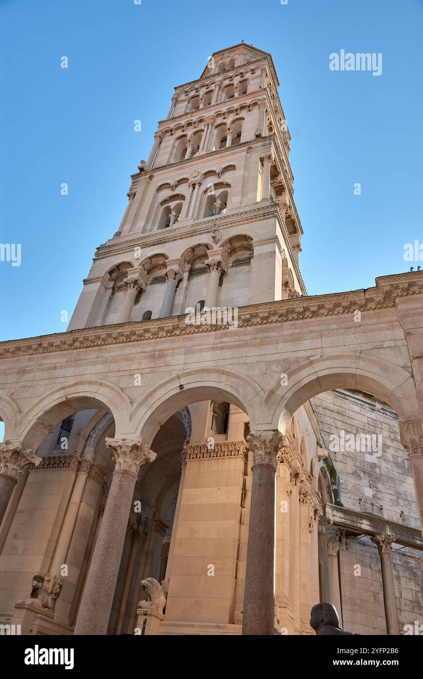 Die Kathedrale des Heiligen Domnius in Split, Kroatien, ist ein atemberaubendes architektonisches Meisterwerk, das bis ins 4. Jahrhundert zurückreicht. Stockfoto
