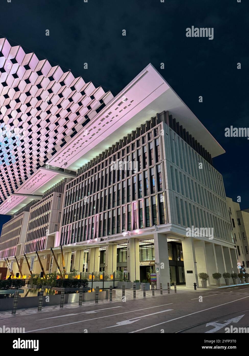 Nachtleben im Stadtzentrum, moderne nachhaltige Architektur, LEED-zertifizierte Gebäude, Mshreib, Doha, Katar - Smartphone-aufgenommenes Stockfoto