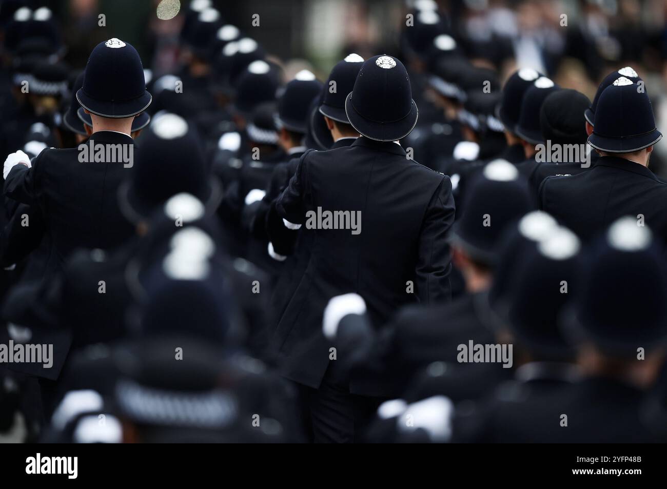 Aktenfoto vom 04/17 der neuen Metropolitan Police Officers während ihrer Ausscheidungsparade an der Police Academy in Hendon, London. Fast 600 Polizisten wurden im Jahr bis März 2024 entlassen und von der Rückkehr an den Arbeitsplatz ausgeschlossen, wie Zahlen zeigen. Ausgabedatum: Dienstag, 5. November 2024. Stockfoto