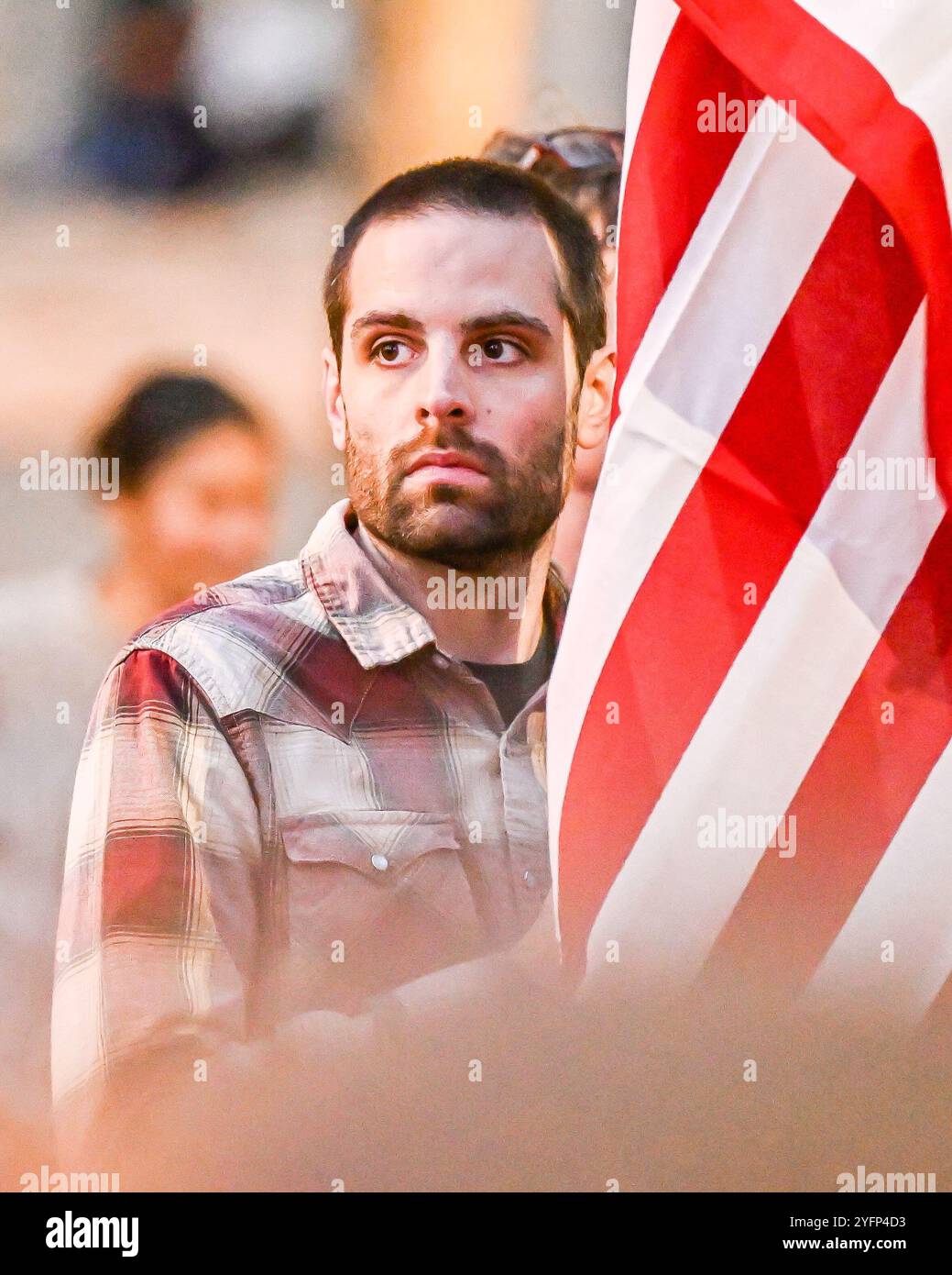 Philadelphia, USA. 4. November 2024 - Philadelphia, PA - Ein Mann trägt eine US-Flagge zur Kundgebung. Foto: Don Mennig / Alamy News Stockfoto