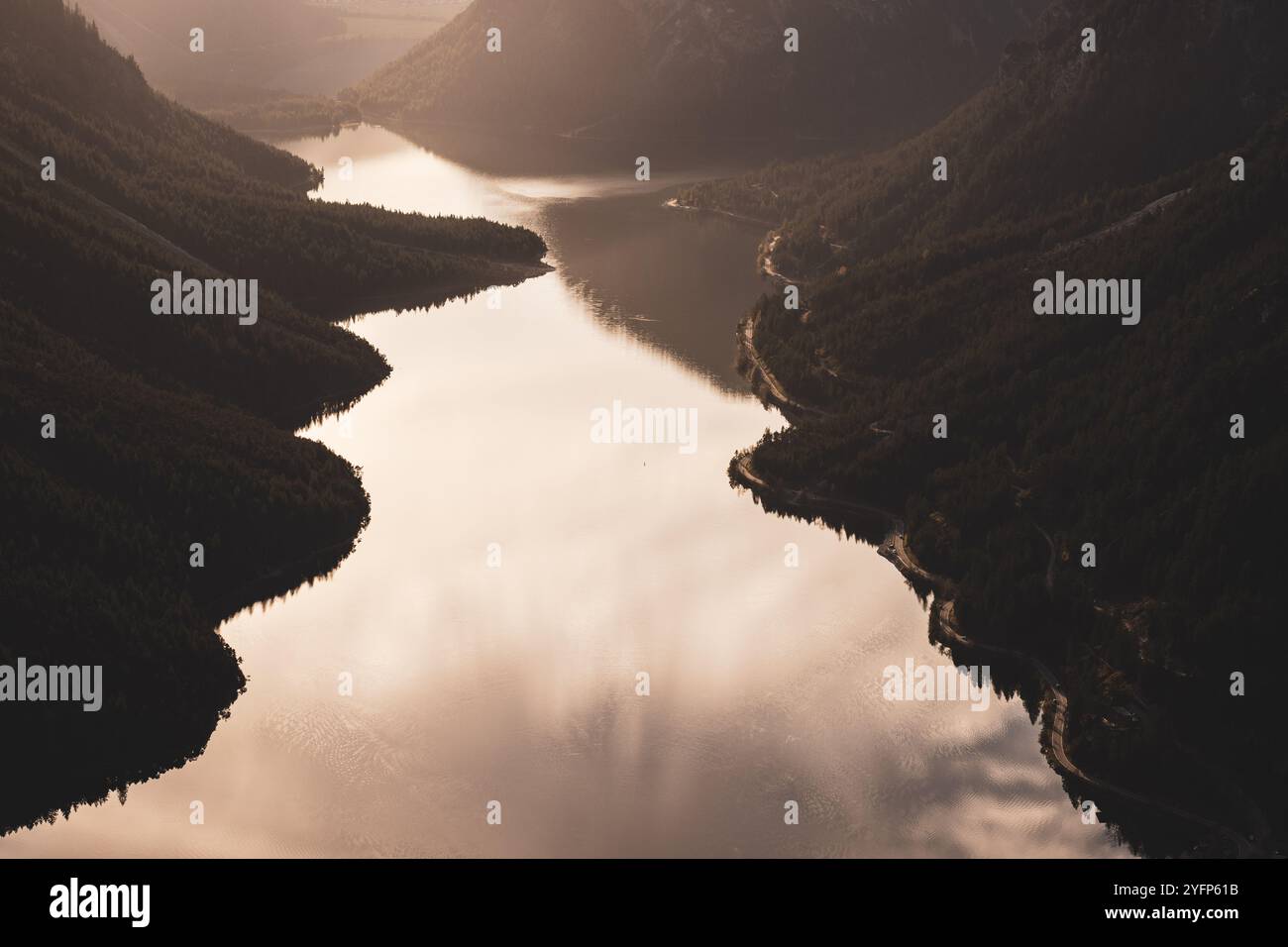 Blick auf den Plansee, den zweitgrößten See Tirols, im Zuge einer Herbstwanderung am 01.11.2024. // Blick auf den Plansee, den zweitgrößten See Tirols, bei einer Herbstwanderung am 1. November 2024. - 20241101 PD15590 Credit: APA-PictureDesk/Alamy Live News Stockfoto