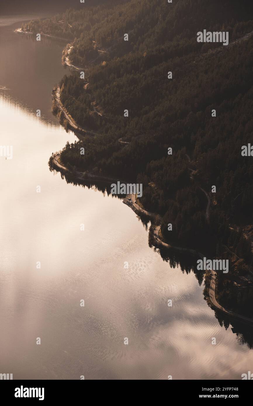 Blick auf den Plansee, den zweitgrößten See Tirols, im Zuge einer Herbstwanderung am 01.11.2024. // Blick auf den Plansee, den zweitgrößten See Tirols, bei einer Herbstwanderung am 1. November 2024. - 20241101 PD15582 Credit: APA-PictureDesk/Alamy Live News Stockfoto