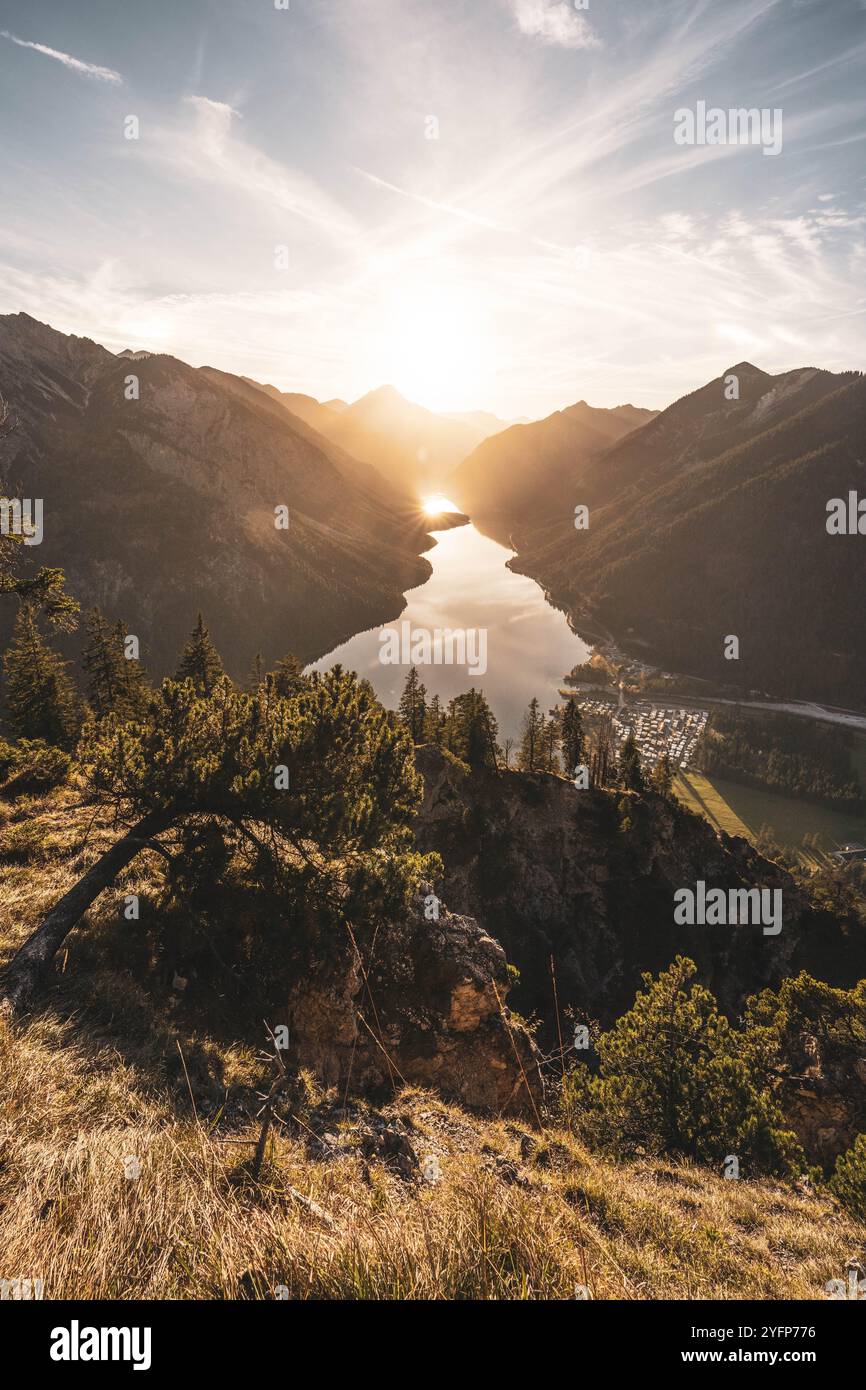Blick auf den Plansee, den zweitgrößten See Tirols, im Zuge einer Herbstwanderung am 01.11.2024. // Blick auf den Plansee, den zweitgrößten See Tirols, bei einer Herbstwanderung am 1. November 2024. - 20241101 PD15575 Credit: APA-PictureDesk/Alamy Live News Stockfoto