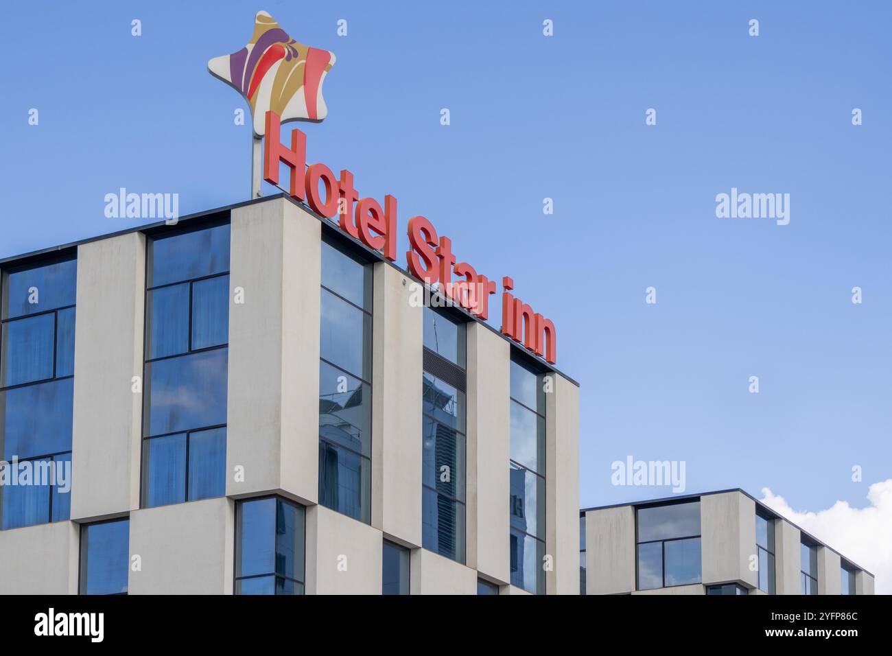 Hotel STAR inn Logo auf einem modernen Gebäude mit blauem Himmel Hintergrund Stockfoto