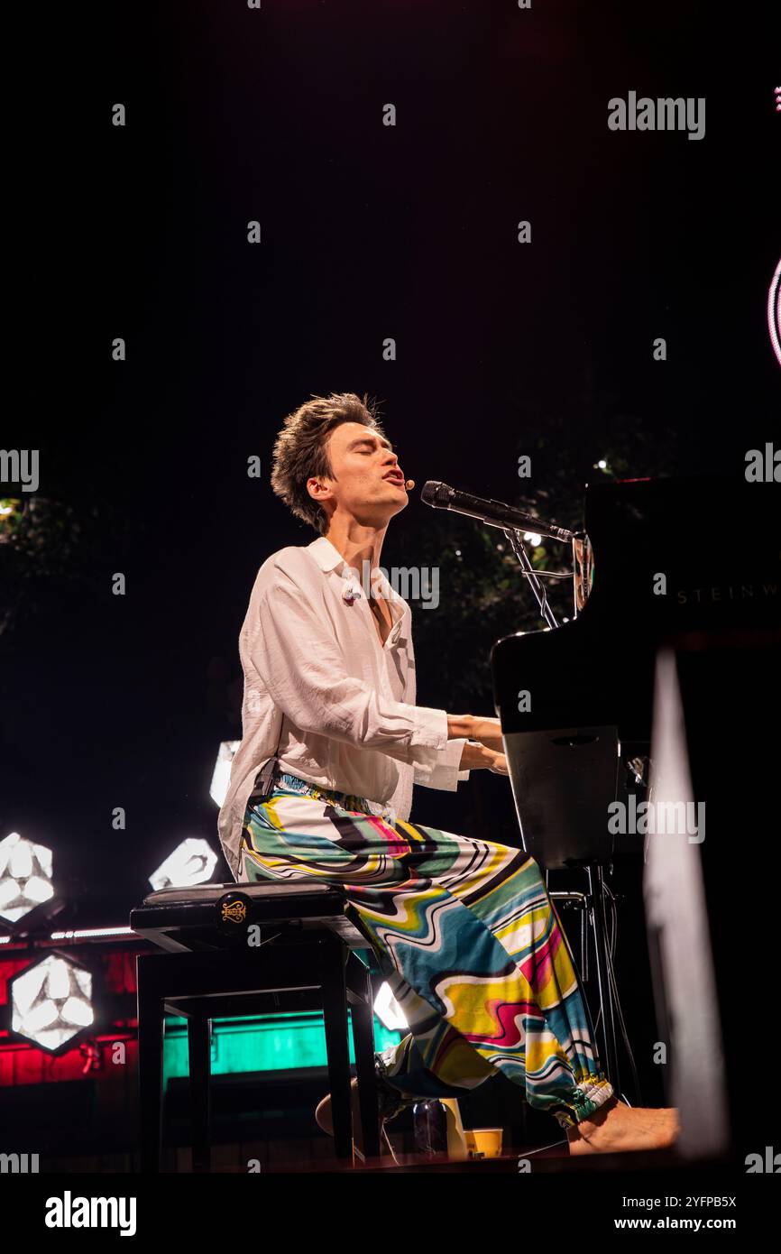 Barcelona, Spanien. 2024.11.04. Jacob Collier trat auf der Bühne während der Djesse Tour im Sant Jordi Club am 4. November 2024 in Barcelona auf. Stockfoto