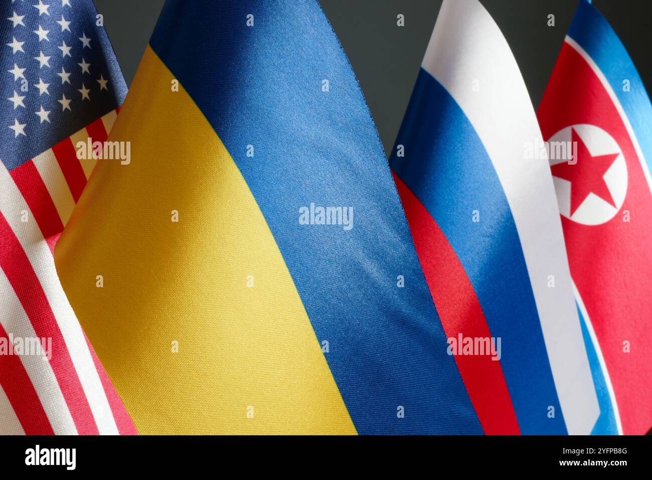Flaggen der USA, der Ukraine, Russlands und Nordkoreas. Konflikte und geopolitische Spannungen. Stockfoto