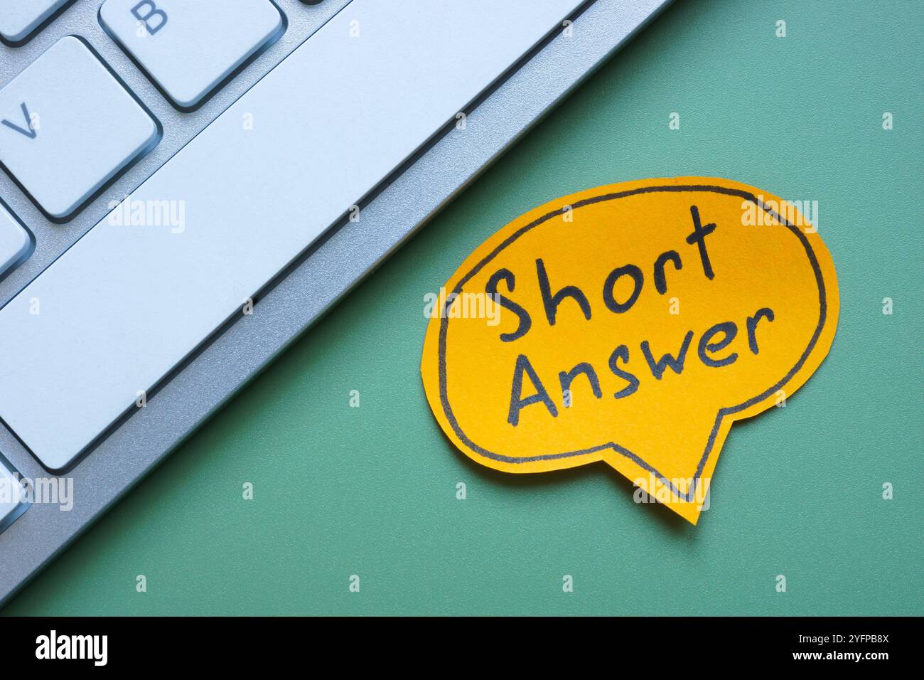 Kurze Antwort auf einer Tastatur. Schnelle Kommunikation und Effizienz. Stockfoto