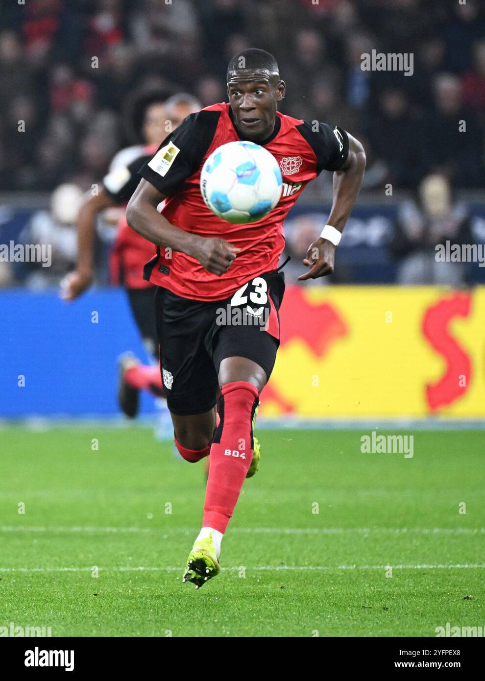 Fussball, Bundesliga, Deutschland, Herren, Saison 2024/2025, 9. Spieltag, BayArena Leverkusen: Bayer Leverkusen - VfB Stuttgart 0:0; Nordi Mukiele (LEV). Aktion, Einzelbild. Stockfoto