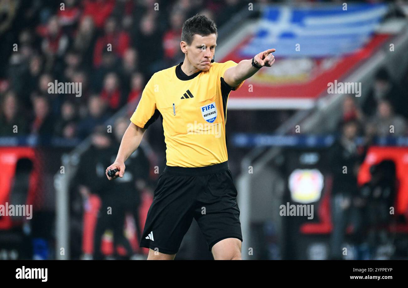 Fussball, Bundesliga, Deutschland, Herren, Saison 2024/2025, 9. Spieltag, BayArena Leverkusen: Bayer Leverkusen - VfB Stuttgart 0:0; Schiedsrichter Daniel Siebert. Aktion, Einzelbild. Stockfoto